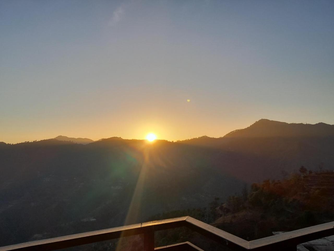 Mountain And Peace Lejlighed Shimla Eksteriør billede
